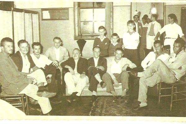 Vem do amigo Élison mais esta colaboração, mostrando uma reunião festiva na sede do antigo clube do Comercial, na Vila Monteiro. Sentados no sofá, da esquerda para a direita: Ernani, Heitor Barcelos e Saulo Lélis. Em volta, na mesma ordem: Gereba, Catarat